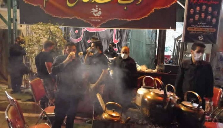 پخش چای بین عزاداران حسینی در میدان امام حسن(ع)