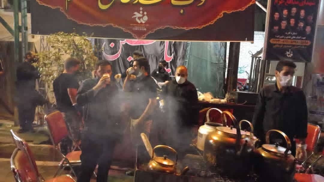 پخش چای بین عزاداران حسینی در میدان امام حسن(ع)