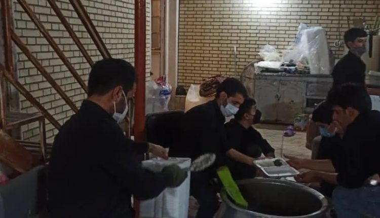 پخت و توزیع ۳۰۰ پرس غذای گرم بین عزاداران حسینی و نیازمندان