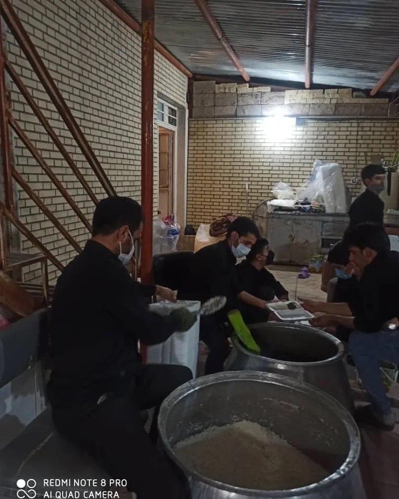 پخت و توزیع ۳۰۰ پرس غذای گرم بین عزاداران حسینی و نیازمندان